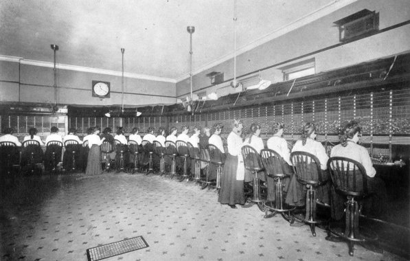Picture of a 1910 telephone exchange in New York City