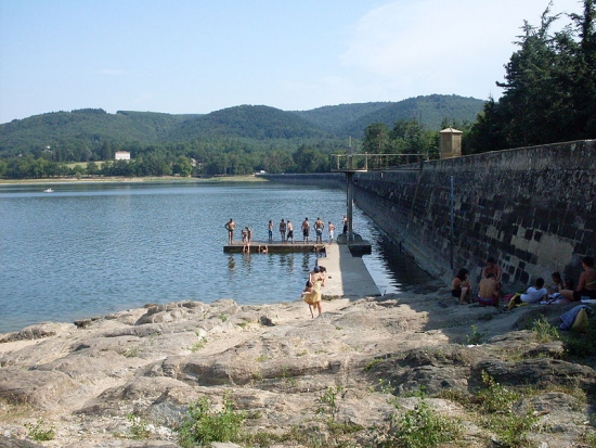 A group of swimmers gathering near the dam