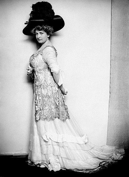 Alma Mahler in 1909.