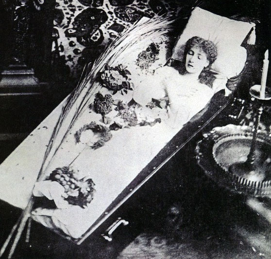 Sarah Bernhardt lying in coffin