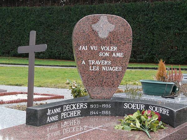 photograph of the headstone of Jeanine Deckers