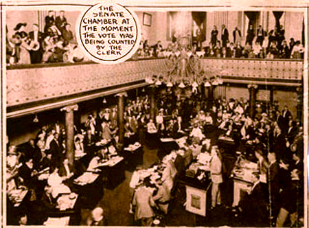 La sala del senado en el  momento que se contaban los votos.